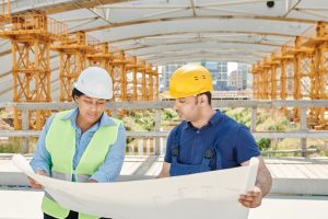 Perusahaan Kontraktor Indonesia mengimplementasikan sistem manajemen keselamatan yang komprehensif di lokasi proyek besar.