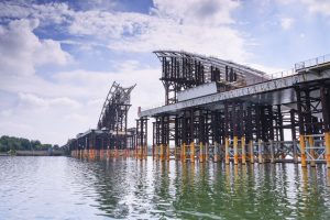 Gambar proyek konstruksi skala besar yang memanfaatkan teknologi digital, menunjukkan Peran Kontraktor dalam Proyek Konstruksi Skala Besar di Era Digital.