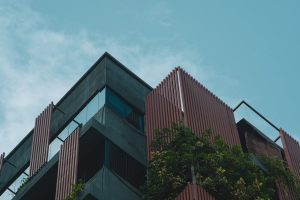 Desain arsitektur modern Indonesia dengan sentuhan hijau, hasil kolaborasi Kontraktor dan Arsitek ahli.