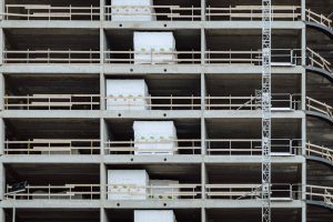 Proyek konstruksi modern yang dikerjakan oleh Perusahaan Kontraktor Indonesia dengan material ramah lingkungan.