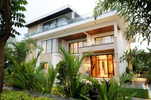Read more about the article Desain Rumah Tropis Modern: Kenyamanan dan Estetika untuk Iklim Surabaya Sidoarjo