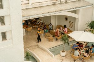 Desain rumah modern oleh Kontraktor dan Arsitek dengan elemen arsitektur tropis di Surabaya