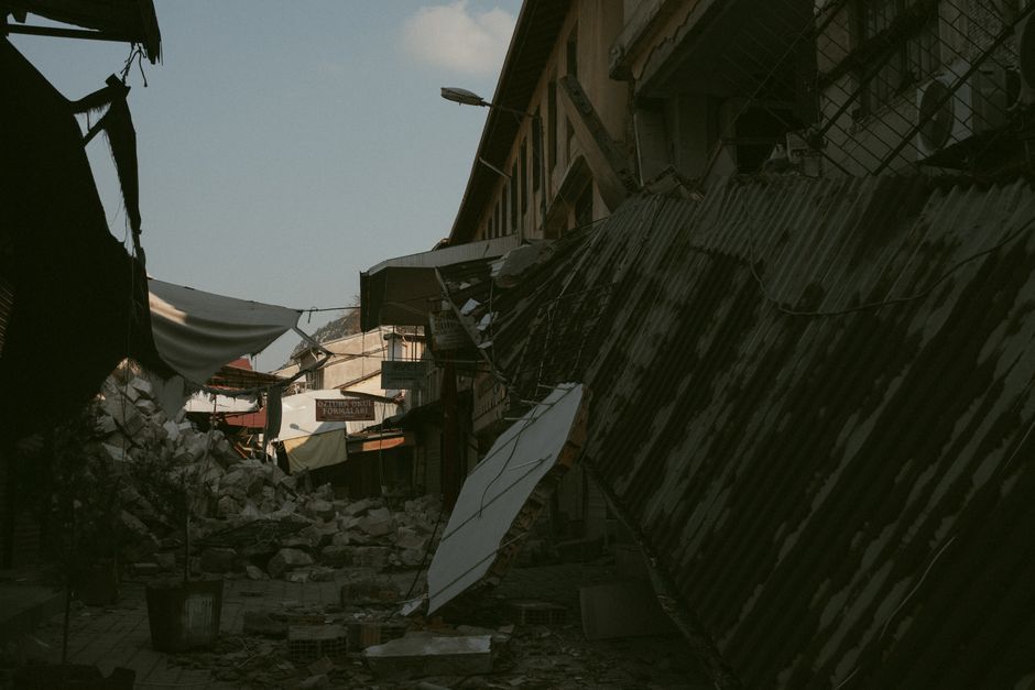 You are currently viewing Membangun Fondasi Kokoh: Peran Kontraktor Bangunan Tahan Gempa di Sidoarjo