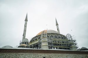 Kontraktor Sidoarjo untuk Pembangunan Masjid dan Gedung Komersial sedang bekerja di lokasi proyek